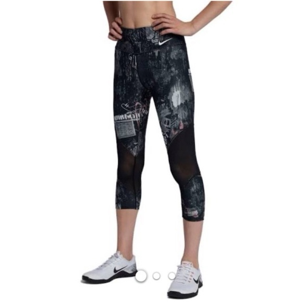 Nike Black and White Graphic Graffiti Capri Leggings size XL